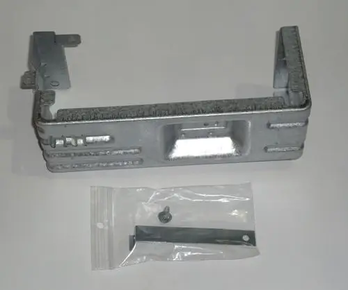 Befestigungsplatte aus Metall für eine Daikin-Anlage, mit einer Lieferung von Schrauben und Zubehör in einer durchsichtigen Verpackung.